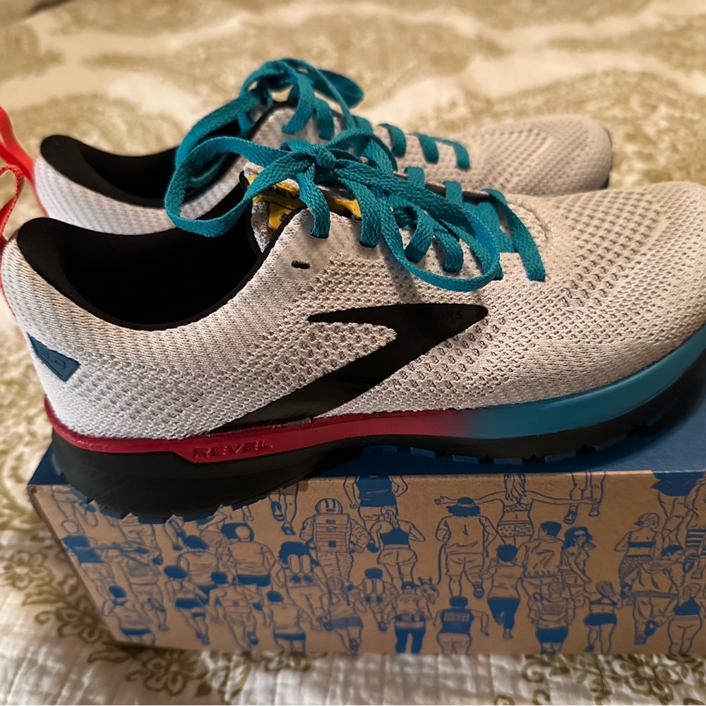 Brooks women athletic shoes new 7.5(38)